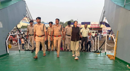 बिहार: भागलपुर में विक्रमशीला सेतु बंद होने के बाद क्रूज सेवा शुरू, डीएम और एसएसपी ने किया निरीक्षण