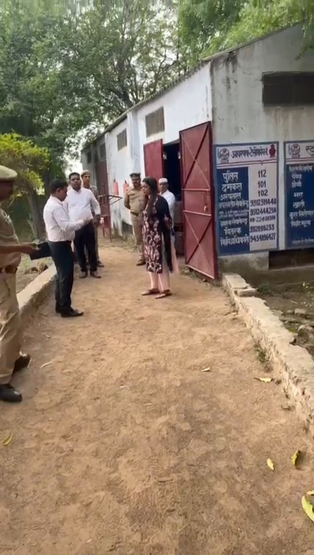 नोएडा: घंघोला स्थित गैस एजेंसी पर डीएम का औचक निरीक्षण, कमियों पर सख्त कार्रवाई के निर्देश