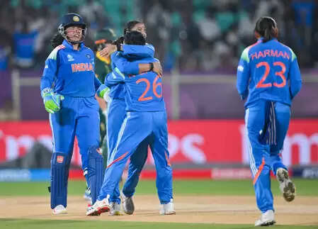 भारत ने टॉस जीतकर गेंदबाजी चुनी, दीप्ति शर्मा के स्थान पर स्नेह राणा को मौका