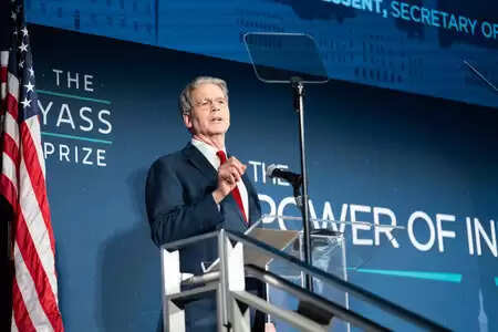 दावोस में अमेरिकी मंत्री बेसेंट बोले, 'ग्रीनलैंड को यूएस का हिस्सा बनना चाहिए'