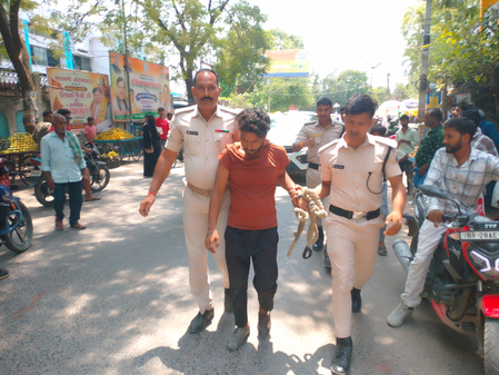 बिहार: पेशी के दौरान पुलिस को चकमा देकर भागे दो कैदी, एक दबोचा गया, दूसरा फरार
