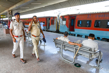 भोपाल रेलवे की सतर्कता से घर से भागी किशोरी सुरक्षित परिजनों तक पहुंची