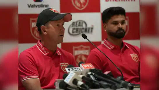 RCB से पंजाब को मिली करारी हार तो रिकी पोंटिंग ने इन पर फोड़ा ठीकरा, बिना नाम लिए लगा दी फटकार