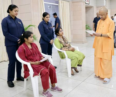 अपराधियों पर कार्रवाई और जनसमस्याओं के निस्तारण में शिथिलता बर्दाश्त नहीं : सीएम योगी