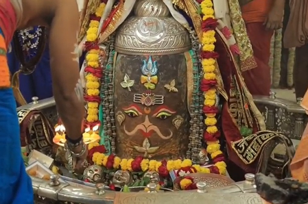 भस्म आरती: त्रिपुंड और रुद्राक्ष की माला के साथ बाबा का भव्य शृंगार, बड़ी संख्या में शामिल हुए श्रद्धालु