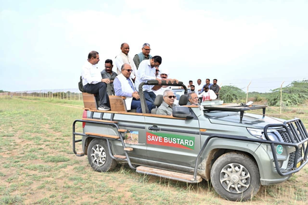 ग्रेट इंडियन बस्टर्ड संरक्षण को लेकर कच्छ पहुंचे भूपेंद्र यादव, जमीनी कार्यों की समीक्षा की