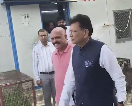 राम मंदिर की व्यवस्थाओं को नई धार देने अयोध्या पहुंचे पहले सीईओ जितेंद्र मिश्र, संभाली कमान