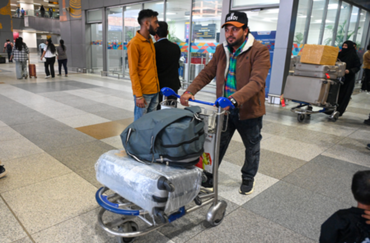 डीजीसीए ने एयरलाइंस को पश्चिम एशिया के नौ देशों के ऊपर से उड़ान न भरने का दिया निर्देश