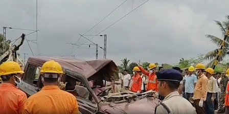पश्चिम बंगालः गेटमैन की लापरवाही के कारण टकराई बस और ट्रेन, चार लोगों की मौत पर मुख्यमंत्री ने जताया दुख