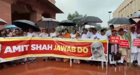 कांग्रेस सांसदों ने संसद में निकाला मार्च, गृह मंत्री अमित शाह के सदन में न आने पर उठाए सवाल