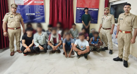 सेंट्रल नोएडा पुलिस का बड़ा अभियान, सार्वजनिक स्थानों पर शराब पीने वाले 414 लोगों पर कार्रवाई