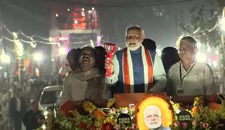 बिहार चुनाव: पटना में पीएम मोदी का मेगा रोड शो, हर तरफ भीड़ ही भीड़