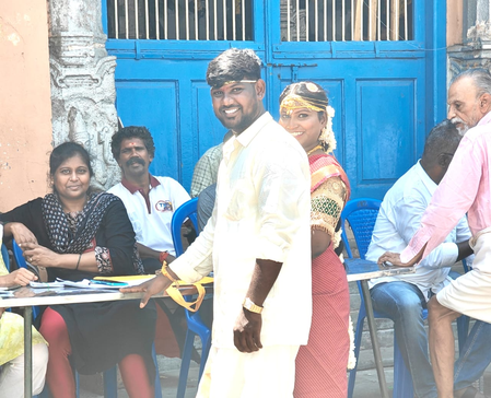 शादी के बाद सीधे मतदान केंद्र पहुंचे नवविवाहित दंपति, चुनाव आयोग ने शेयर की तस्वीर