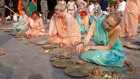 गया जी के देवघाट पर विदेशी तीर्थयात्रियों ने किया पिंडदान, पितरों की मोक्ष की कामना
