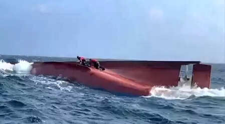 ग्रीक द्वीप के पास नाव पलटने से तीन लोगों की मौत, 56 बचाए गए