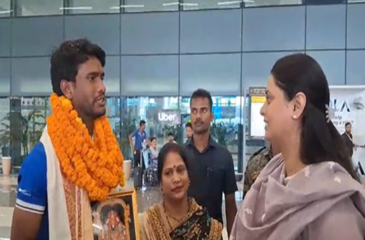 बिहार लौटे अंडर-18 हॉकी गोलकीपर सावन कुमार, पटना एयरपोर्ट पर हुआ भव्य स्वागत, खेल मंत्री ने खिलाई मिठाई
