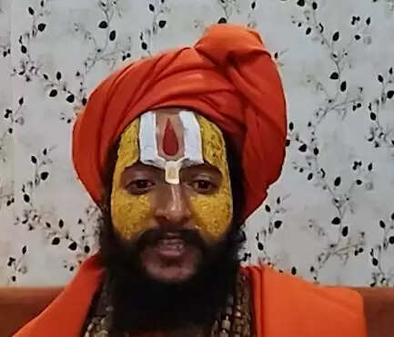 ‘ये देश के लिए जल्लाद है’, सपा सांसद के विवादित बयान पर सीताराम दास महाराज