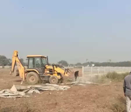 नोएडा: अवैध कब्जे पर चला बुलडोजर, करीब 830 करोड़ रुपए की भूमि अवैध कब्जों से मुक्त