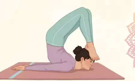 पूर्ण शलभासन : रीढ़ और पूरे शरीर की ताकत का पावरफुल आसन, सावधानी भी जरूरी