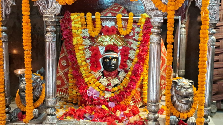 बिहार : नवरात्रि पर थावे दुर्गा मंदिर में उमड़ा आस्था का सैलाब, मां सिंहासिनी के दर्शन को पहुंचे हजारों श्रद्धालु