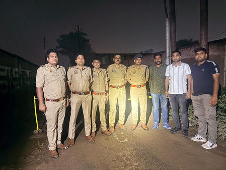 मथुरा में पुलिस मुठभेड़: जमीनी विवाद में फायरिंग करने वाले दो बदमाश गिरफ्तार, एक पैर में गोली लगने से घायल