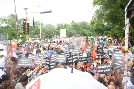 भोपाल में भाजपा नेता काले कपड़े पहनकर कांग्रेस दफ्तर घेरने सड़क पर उतरे