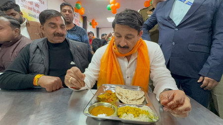 मनोज तिवारी ने दिल्ली के घोंडा में अटल कैंटीन का किया उद्घाटन, 5 रुपए में मिलेगा भरपेट भोजन