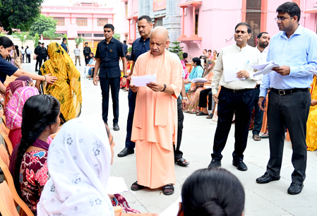 जनता दर्शन में सीएम योगी ने सुनी समस्याएं, बोले-घबराइए मत, कराएंगे हर परेशानी का समाधान