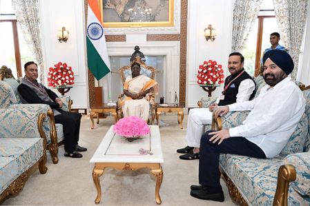 नेशनल कॉन्फ्रेंस के सांसदों ने राष्ट्रपति से की मुलाकात, जम्मू-कश्मीर को पूर्ण राज्य का दर्जा देने की मांग