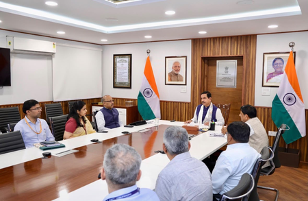 प्राथमिक शिक्षकों के लिए ब्रिज कोर्स, ऑनलाइन पढ़ाई और स्कूल में प्रशिक्षण