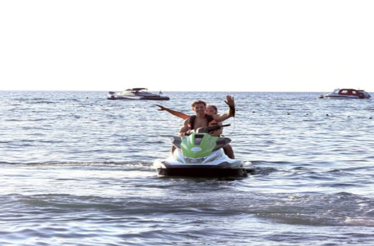 ऋतिक रोशन के साथ जेट स्की पर निकलीं मां पिंकी, शेयर किया मजेदार पोस्ट