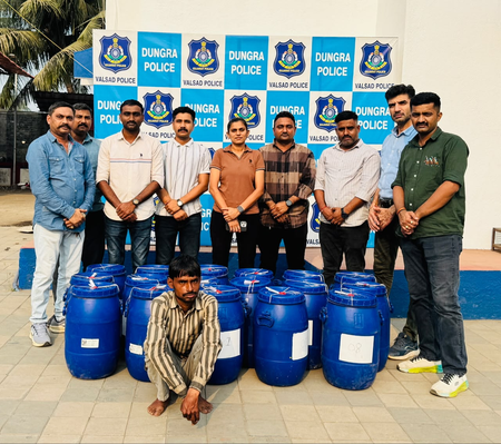 गुजरात पुलिस ने फ्लैट पर छापा मारा, 1.21 करोड़ रुपए मूल्य का 243 किलोग्राम नशीला पदार्थ जब्त किया
