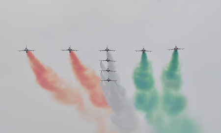 सूर्य किरण एयरोबैटिक टीम के 30 साल बेमिसाल, खुद एयरफोर्स चीफ उड़ा सकते हैं हॉक विमान