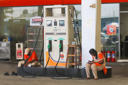 बिहार: गोपालगंज में कालाबाजारी रोकने के लिए डीएम का पेट्रोल पंपों को सख्त निर्देश, बोतल में नहीं दें तेल