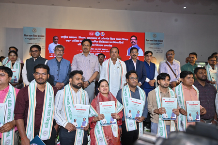 झारखंड: स्वास्थ्य मंत्री ने 76 चिकित्सा पदाधिकारियों को सौंपा नियुक्ति पत्र, जल्द होगी 1250 डॉक्टरों की बहाली