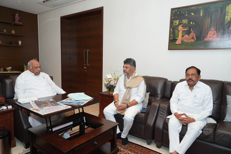 कर्नाटक कैबिनेट विस्तार पर खड़गे से मिले डी.के. शिवकुमार, संगठन में बदलाव पर भी हुई चर्चा