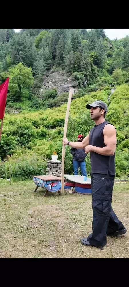 एक्शन के जुनून में डूबे पुलकित सम्राट, 'राहु केतु' के लिए सीखी बो-स्टाफ फाइटिंग