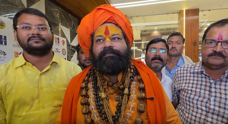अयोध्या में राजनीति कर गए अखिलेश यादव, रामलला के दर्शन तक नहीं किए: महंत राजू दास