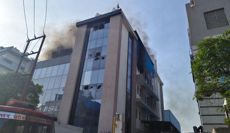 नोएडा : गारमेंट फैक्ट्री की चौथी मंजिल में लगी भीषण आग, दमकल की 8 गाड़ियों ने पाया काबू