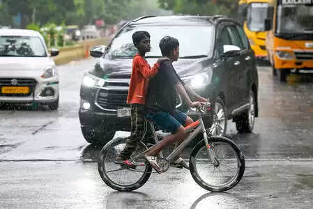 एनसीआर में पूरे सप्ताह छाए रहेंगे काले बादल, हल्की बारिश से सुहावना रहेगा मौसम