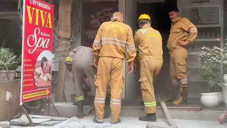 नोएडा: व्यावसायिक इमारत के बेसमेंट में लगी आग, दुकान जलकर हुई राख