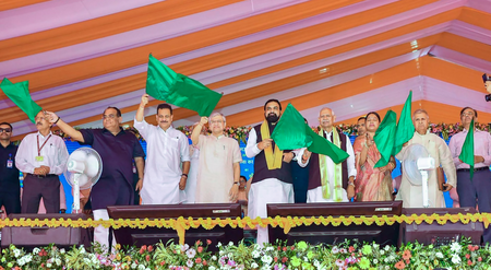 अश्विनी वैष्णव ने छपरा-आनंद विहार रेल सेवा को हरी झंडी दिखाकर रवाना किया