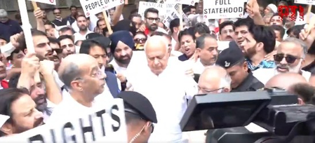 फारूक अब्दुल्ला ने की जम्मू-कश्मीर का दर्जा बहाल करने के विरोध प्रदर्शन की अगुवाई, बोले- 'हमसे किया गया वादा पूरा करे केंद्र'