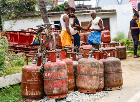 मुंबई में एलपीजी की कालाबाजारी पर बड़ी कार्रवाई, आठ वाहनों में लदे 451 सिलेंडर बरामद