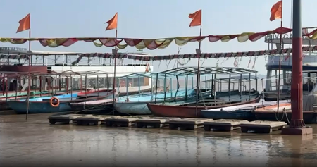 वाराणसी में एक सेंटीमीटर प्रति घंटे की रफ्तार से घट रहा गंगा का जलस्तर, नाव संचालन पर रोक जारी