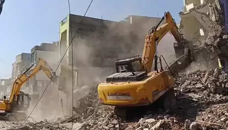 उज्जैन: महाकाल मंदिर के पास अवैध निर्माणों पर चला बुलडोजर, 12 इमारतें जमींदोज
