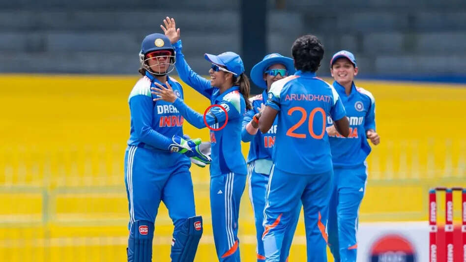 SL-W vs IND-W: श्रीलंका के खिलाफ मैच में काली पट्टी बांधकर क्यों उतरी भारतीय टीम? फिर मैच जीतकर खुशी कर दी दोगुनी