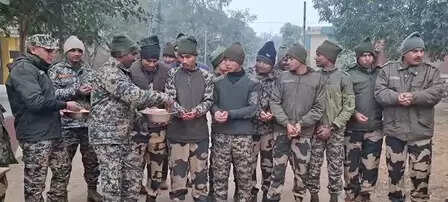 जम्मू-कश्मीर के सांबा सेक्टर में बीएसएफ के जवानों ने ग्रामीणों के साथ मनाई लोहड़ी