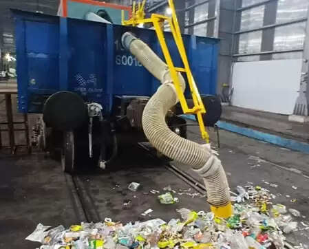 अहमदाबाद में साबरमती लोको शेड के 'विकसित वैक्यूम असिस्टेड ट्रैक' क्लीनर से आसान हुई रेलवे ट्रैक की सफाई