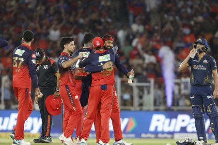 आईपीएल 2026 फाइनल: डार, भुवनेश्वर और हेजलवुड की शानदार गेंदबाजी, आरसीबी ने जीटी को 155 रन पर रोका